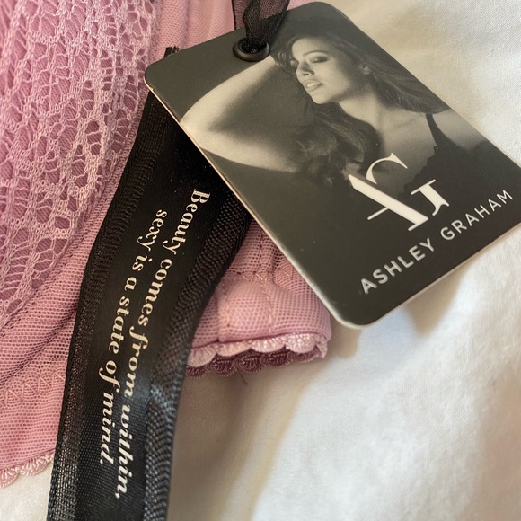 Ashley Graham bra 👙 - Picture 6 of 12